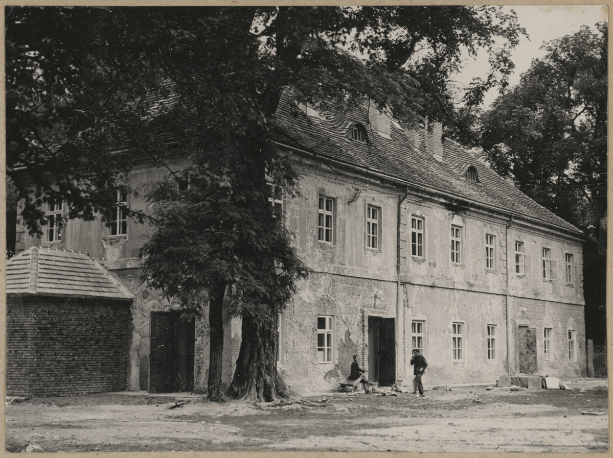 Pałac - widok na pałacową oficynę, skan 1