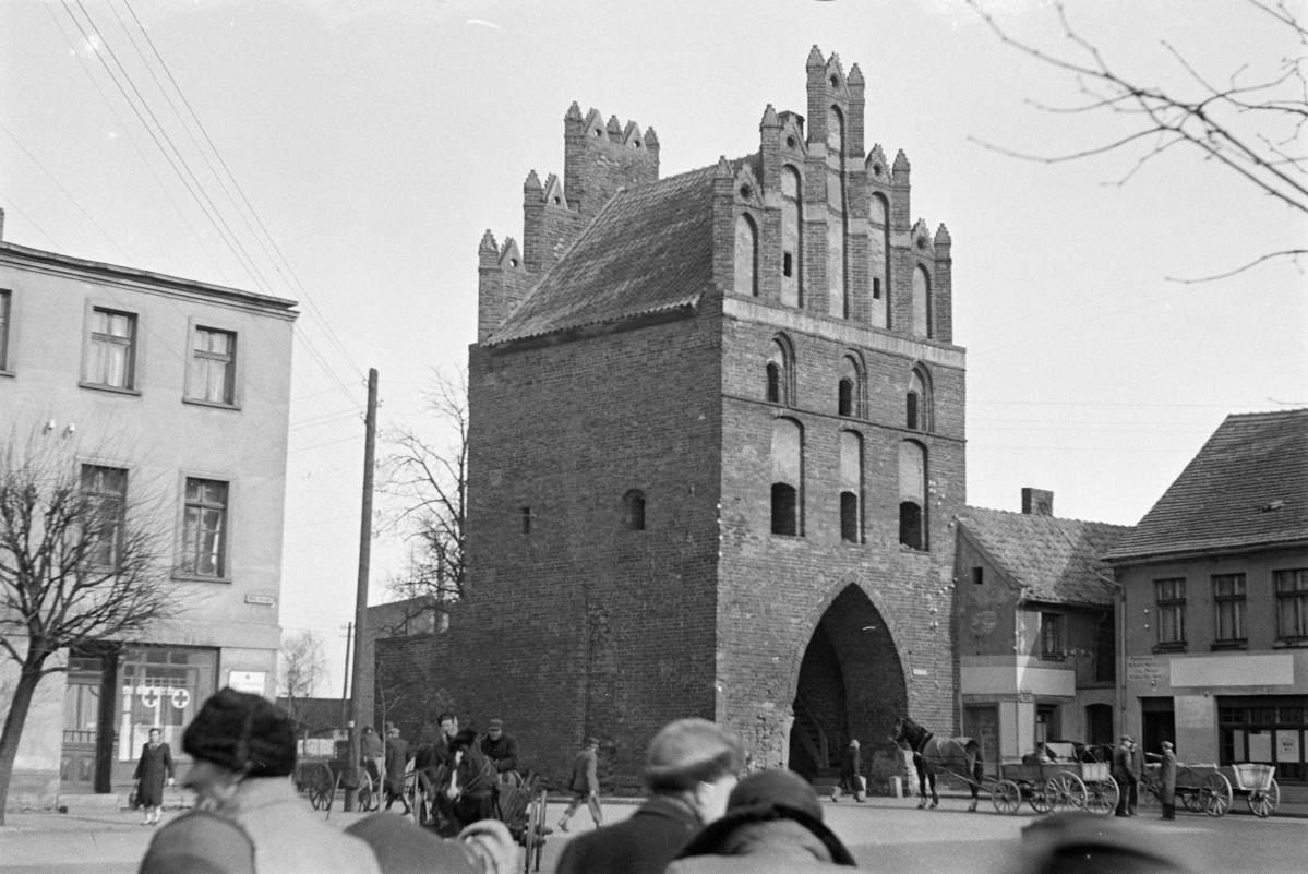 Brama Chełmińska, widok ogólny przy małym rynku, skan 1