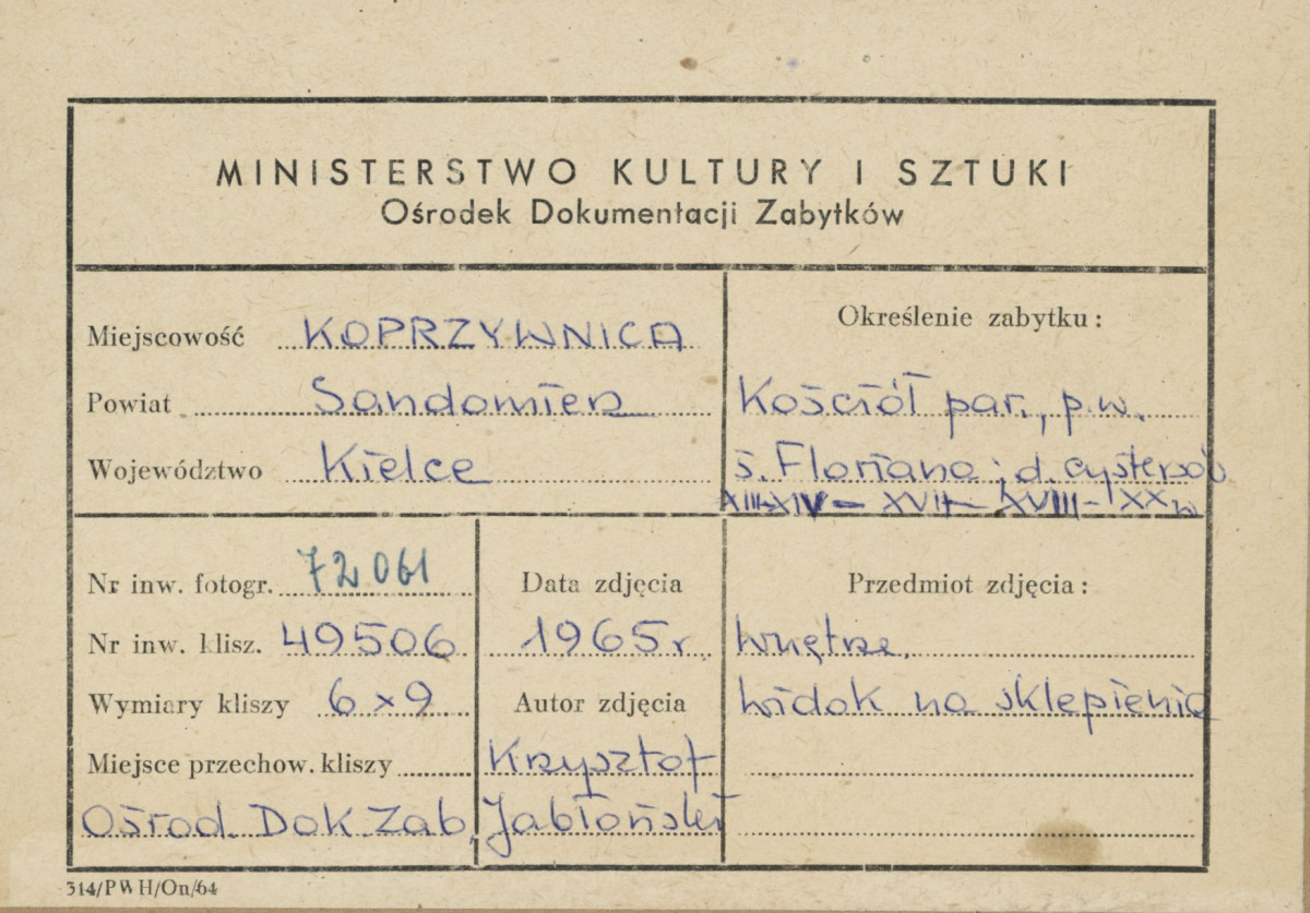 Zespół klasztorny - kościół, wnętrze , widok na sklepienie nawy głównej - metryczka, skan 1
