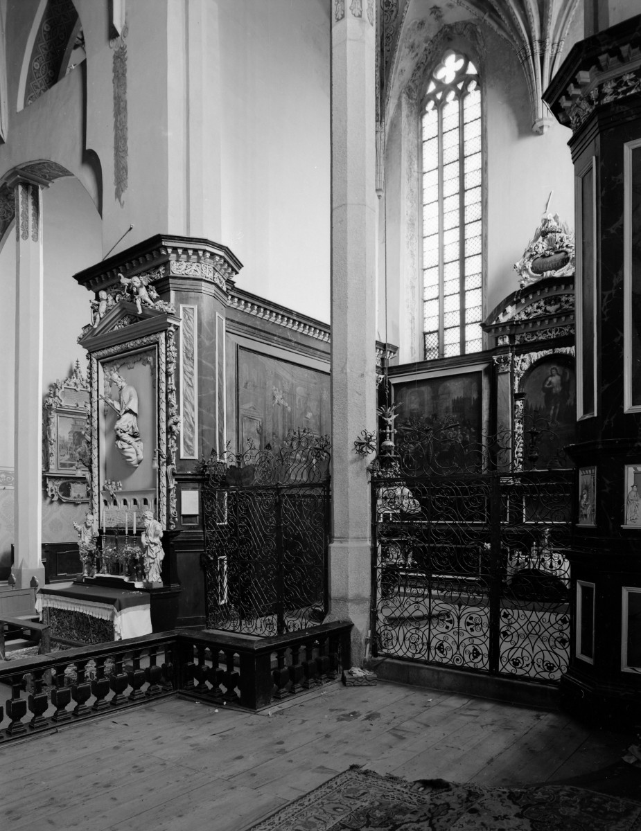 katedra św. Stanisława i św. Wacława - wnętrze, nawa boczna lewa, skan 1