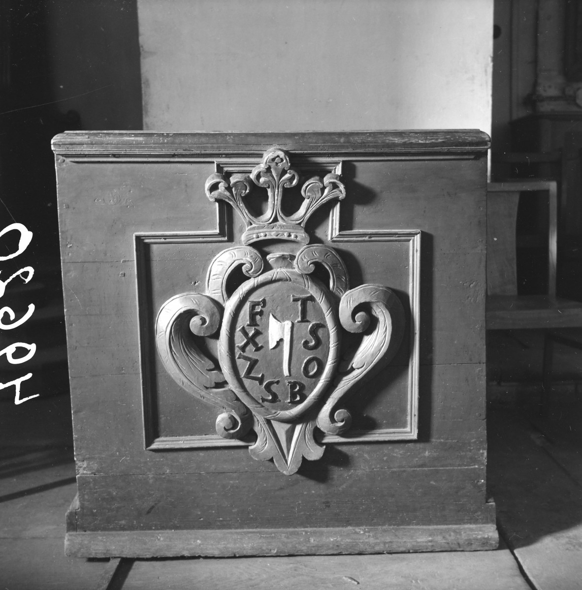 kościół pobenedyktyński pw. św. Michała Archanioła - wnętrze: dekoracja ławki, skan 1