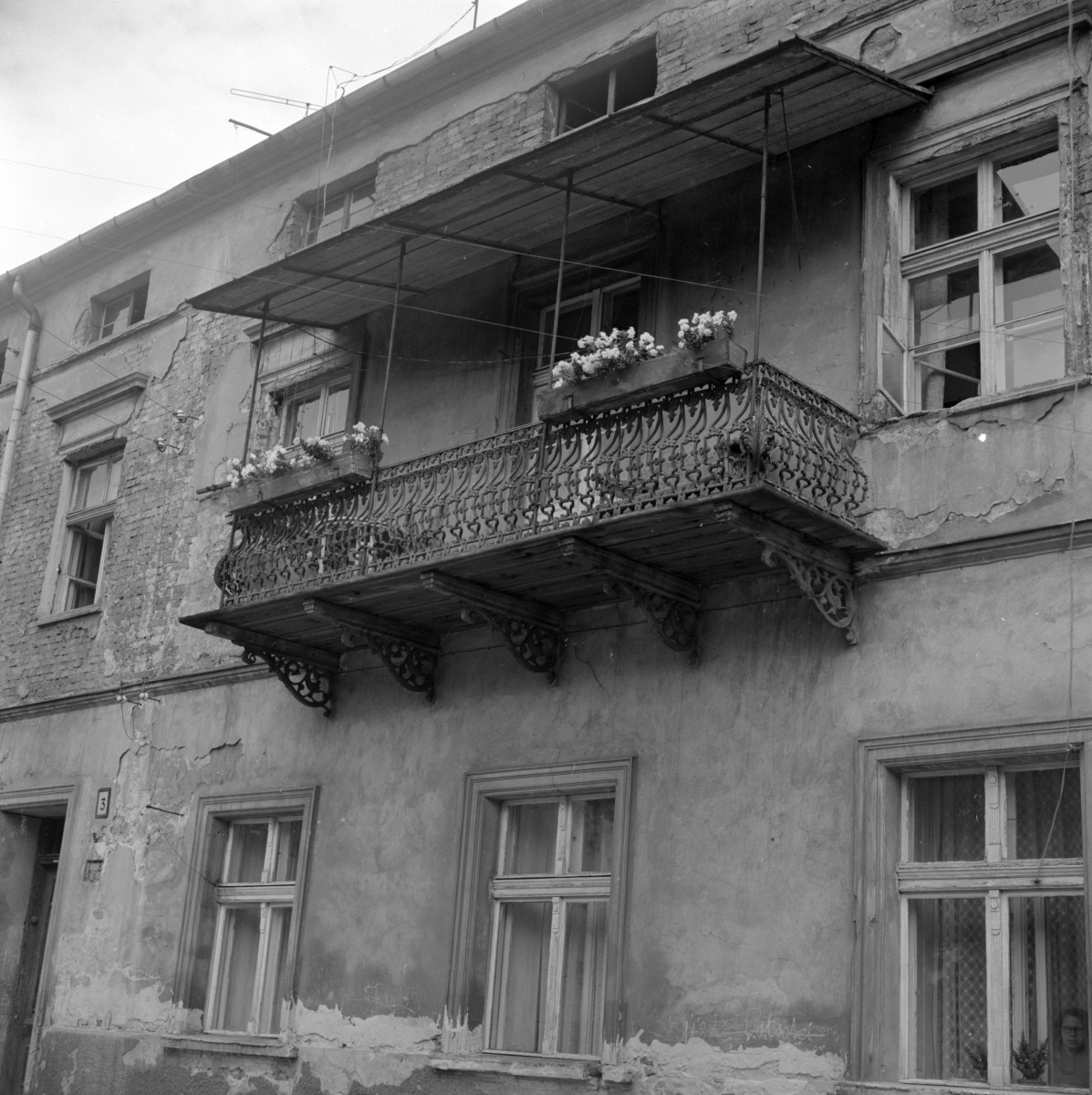 kamienica - elewacja frontowa, balkon, skan 1