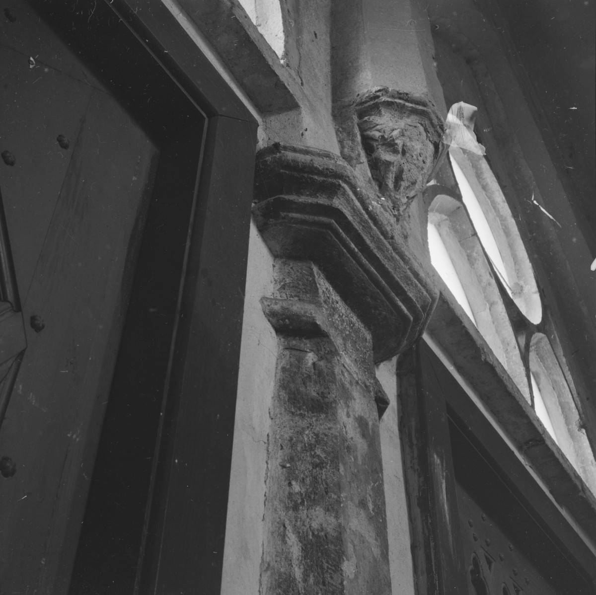 kościół rzymskokatolicki, ob. katedra pw. św. Mikołaja - wnętrze: kruchta południowa - portal, fragment, skan 1