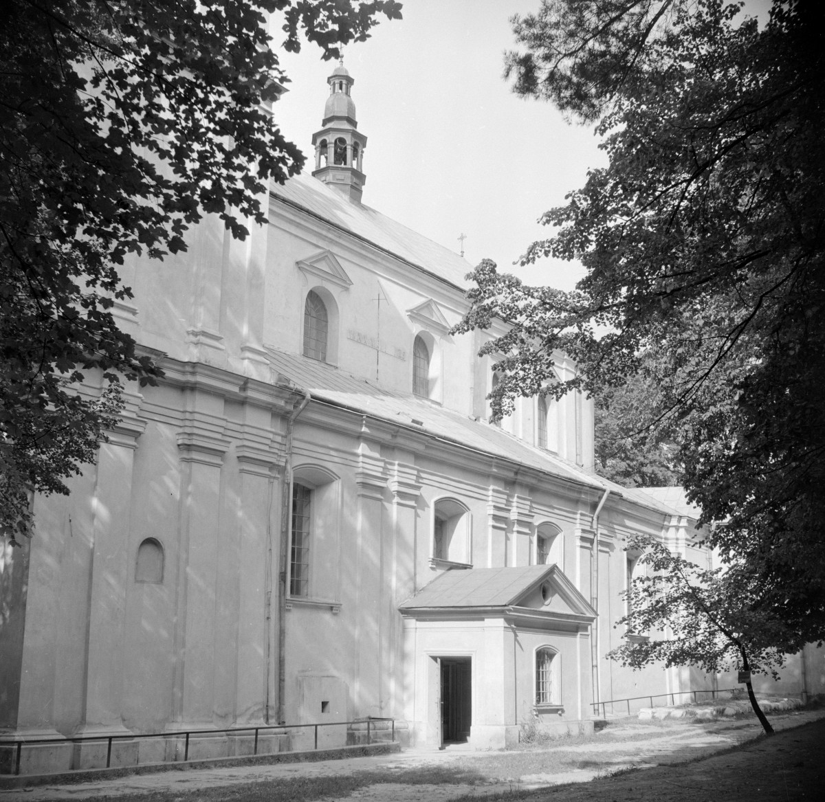 kościół Wniebowzięcia NMP - elewacja boczna prezbiterium, skan 1