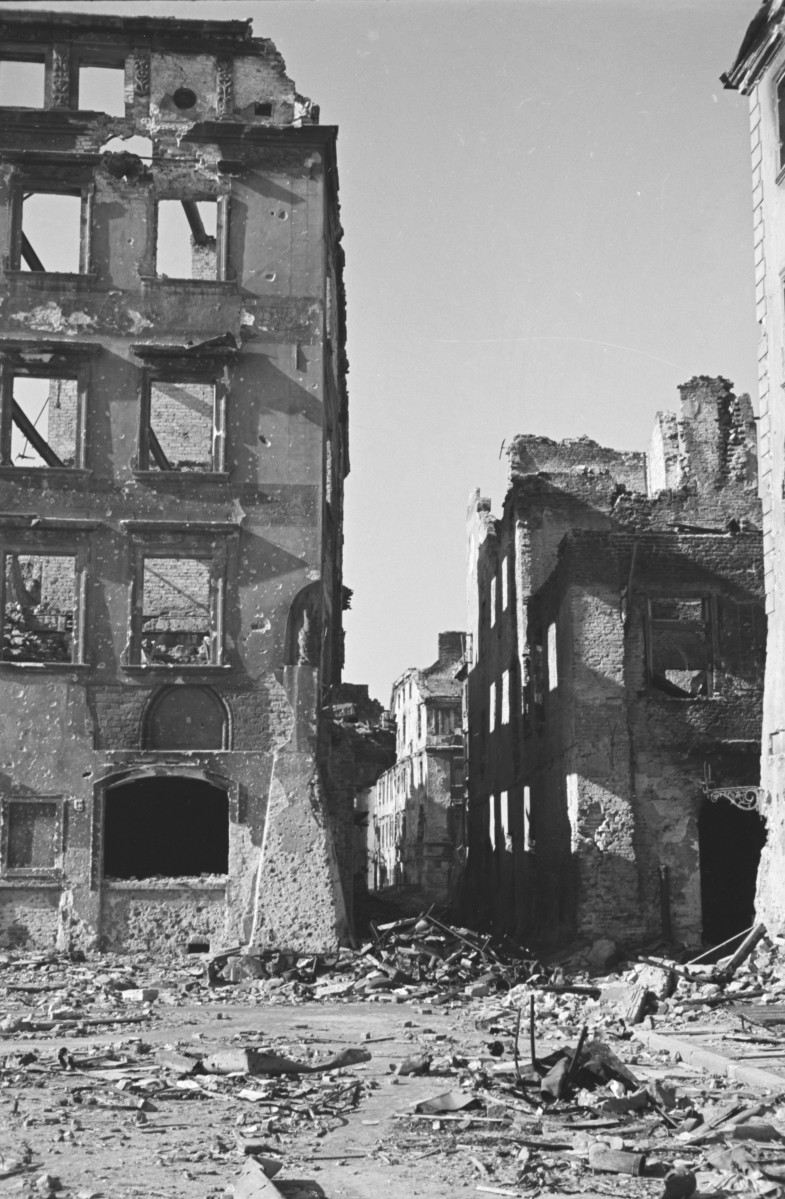 Kamienica pod św. Anną - szkielet budynku i zniszczona zabudowa przy ul. Wąski Dunaj., skan 1