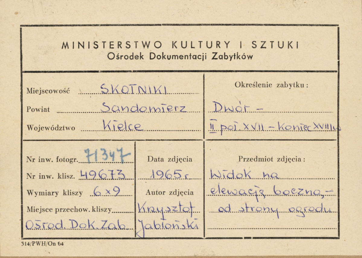 Dwór alkierzowy - widok ogólny od strony płd. - wsch. - metryczka, skan 1