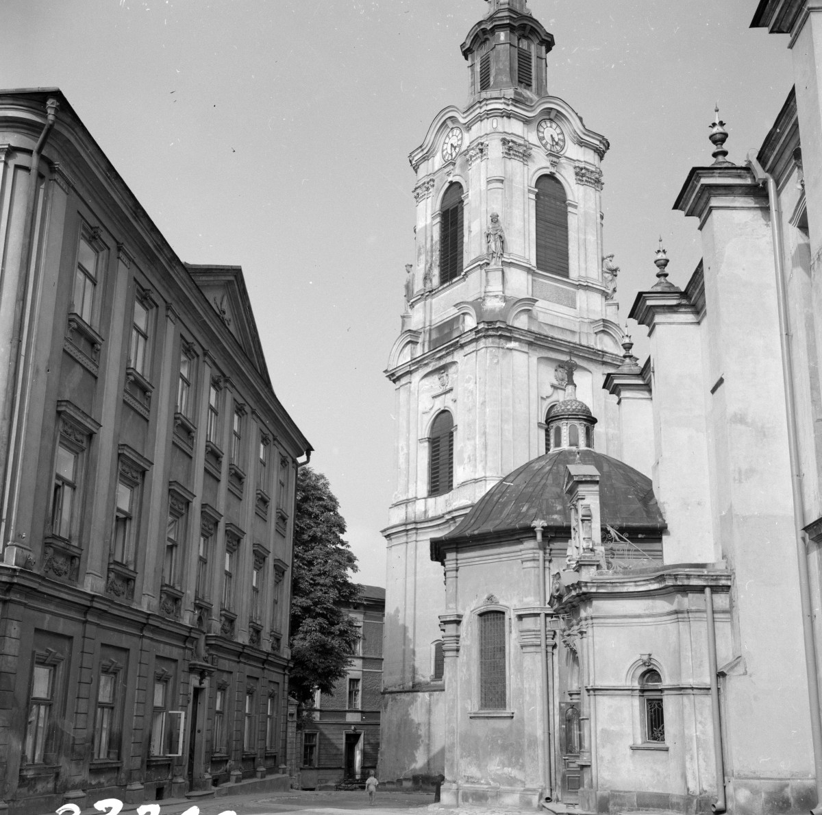 kościół katedralny pw. św. Jana Chrzciciela - elewacja z dzwonnicą i kaplicą, skan 1