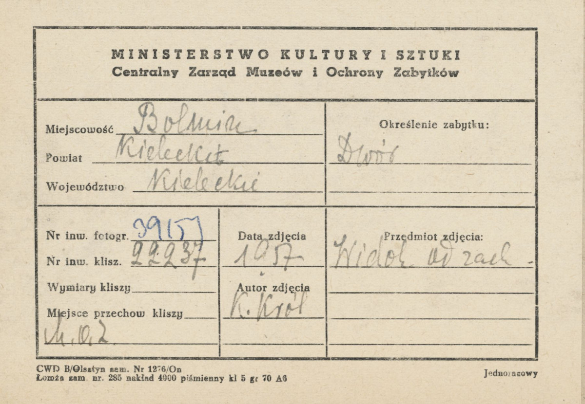 Ruiny dworu obronnego - widok fragmentu z absydą - metryczka, skan 1