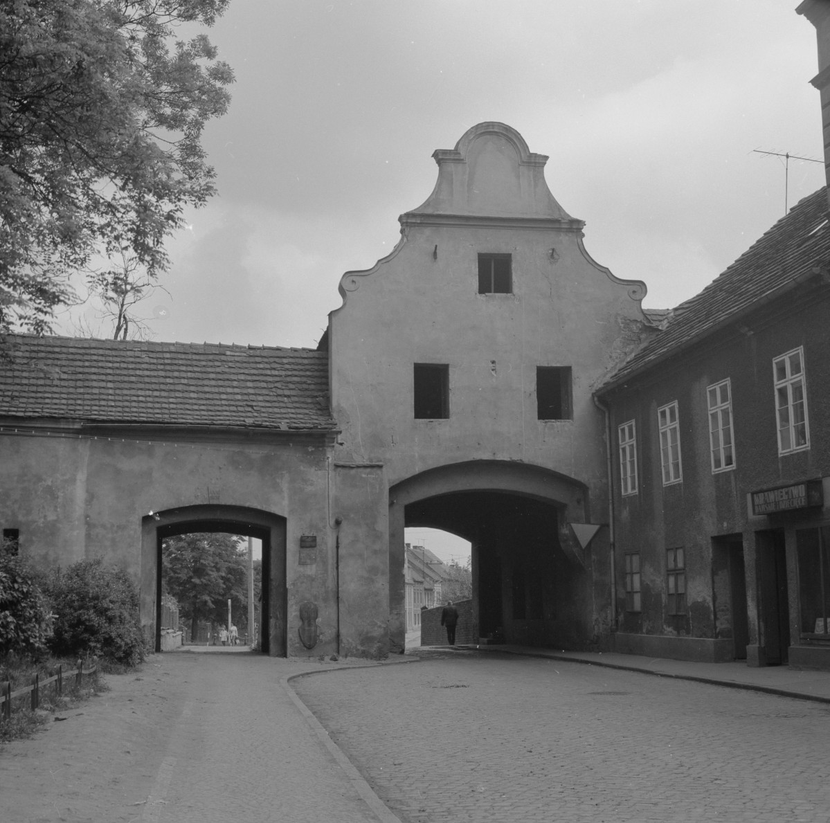 miejskie mury obronne - brama Zamkowa /Mariacka/ - widok od strony miasta, skan 1