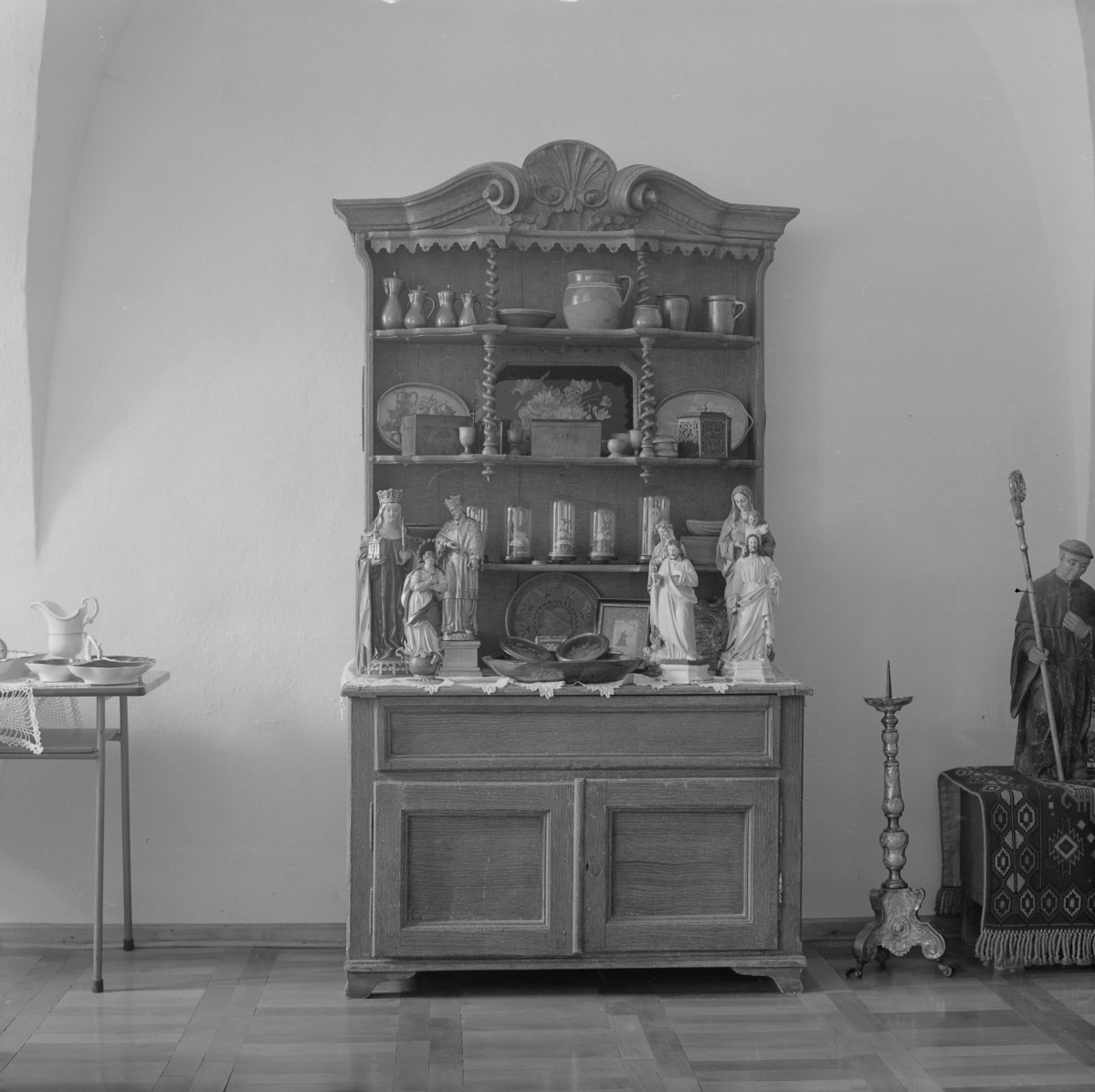 klasztor ss. Mniszek Benedyktynek - zbiory - komoda z XVIII wieku, skan 1