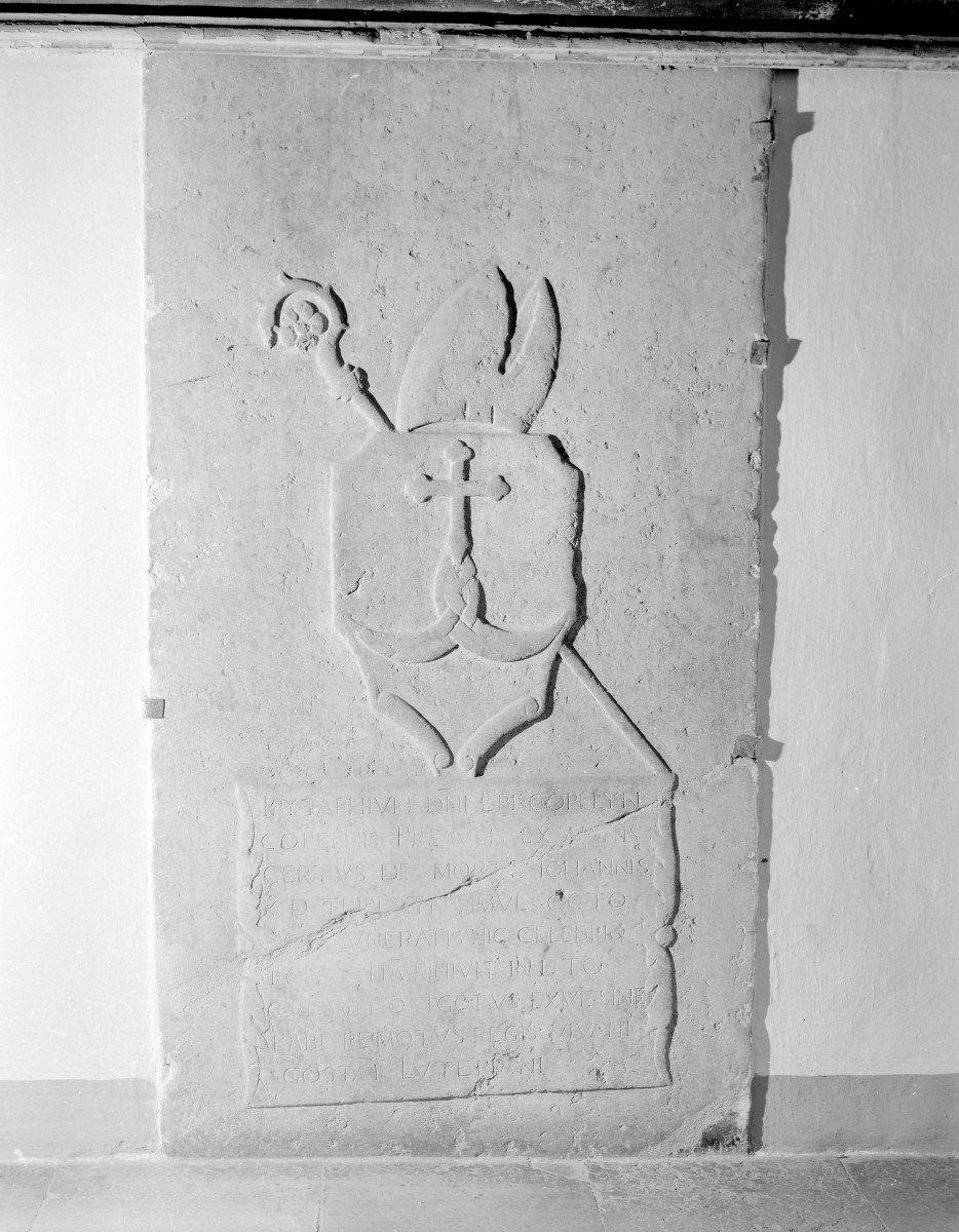 Opactwo Cystersów - krużganki i płyta nagrobna., skan 1