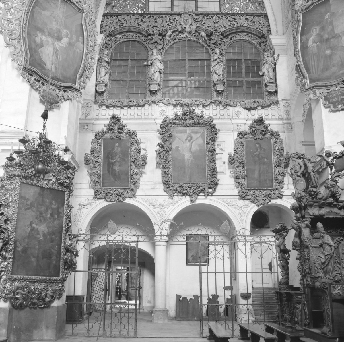 opactwo Cystersów - kościół pw. Wniebowzięcia Najświętszej Maryii Panny i św. Jana Chrzciciela - wnętrze - nawa boczna - fragment, skan 1
