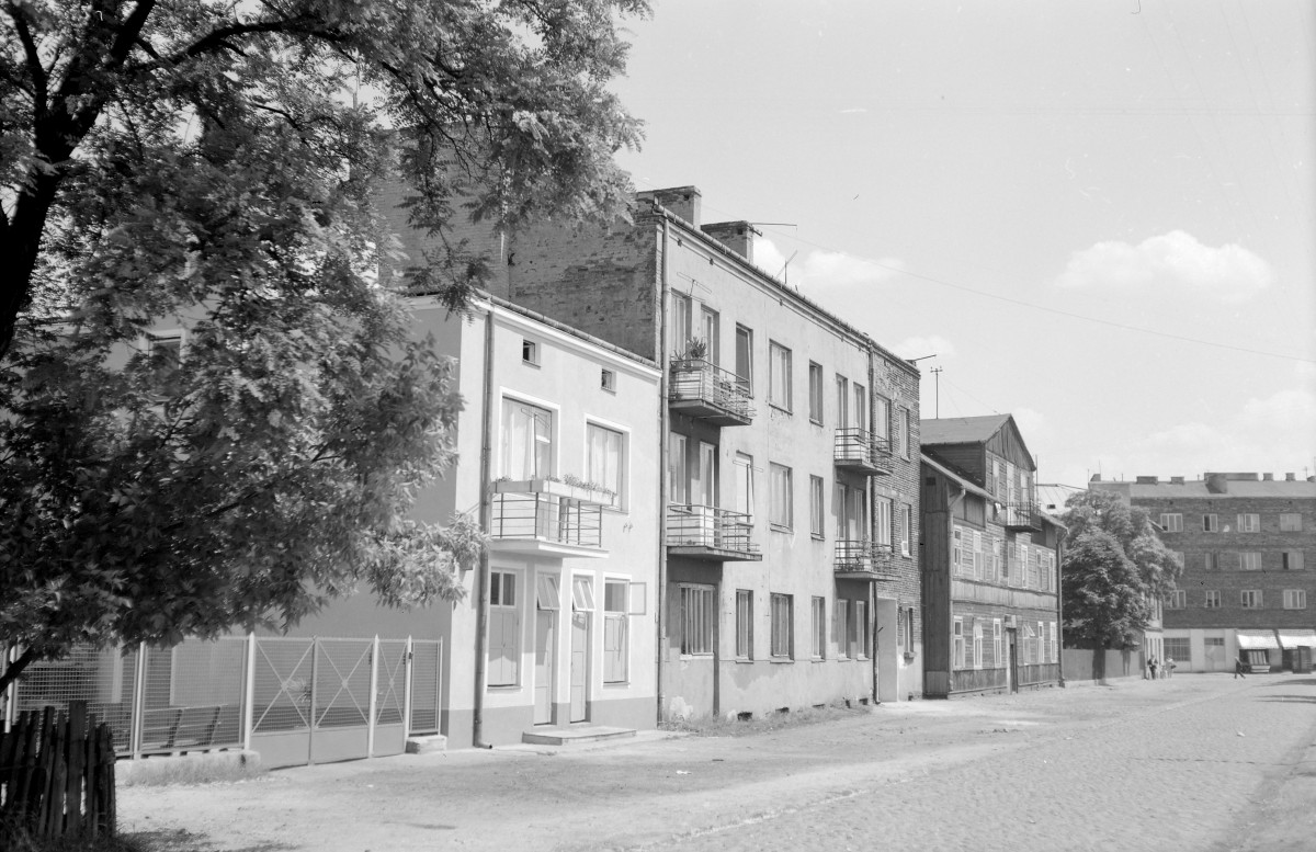 murowana i drewniana zabudowa mieszkalna - elewacja frontowa, skan 1