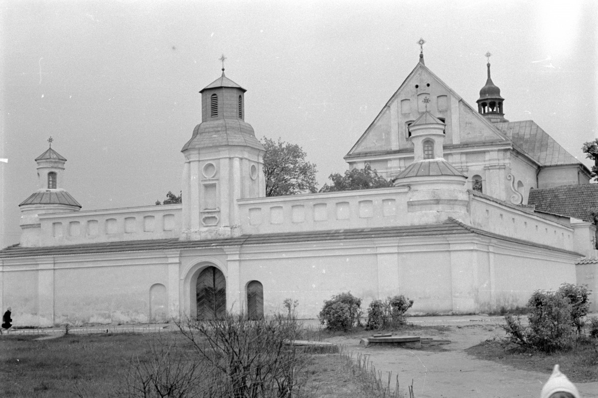 zespół klasztorny Bernardynów - ogrodzenie, szczyt i portal, skan 1