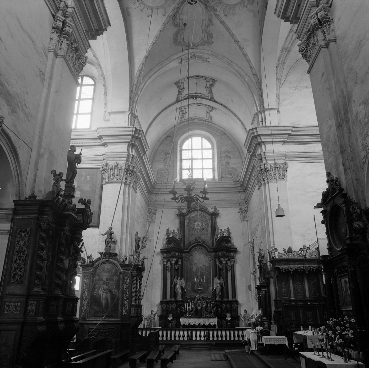 Bazyliki Wniebowzięcia NMP - wnętrze: transept, sklepienie, ołtarze, pilastry, skan 1