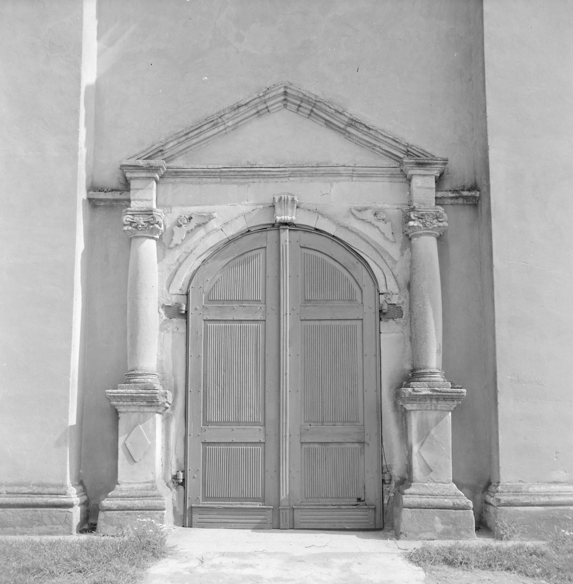 kościół parafialny pw.Trójcy Przenajświętszej - elewacja zachodnia, portal, skan 1