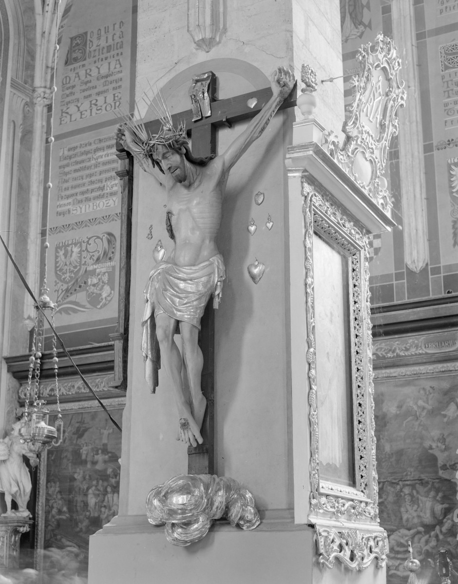 kościół katedralny pw. Narodzenia Najświętszej Marii Panny - wnętrze: krucyfiks na filarze międzynawowym, skan 1