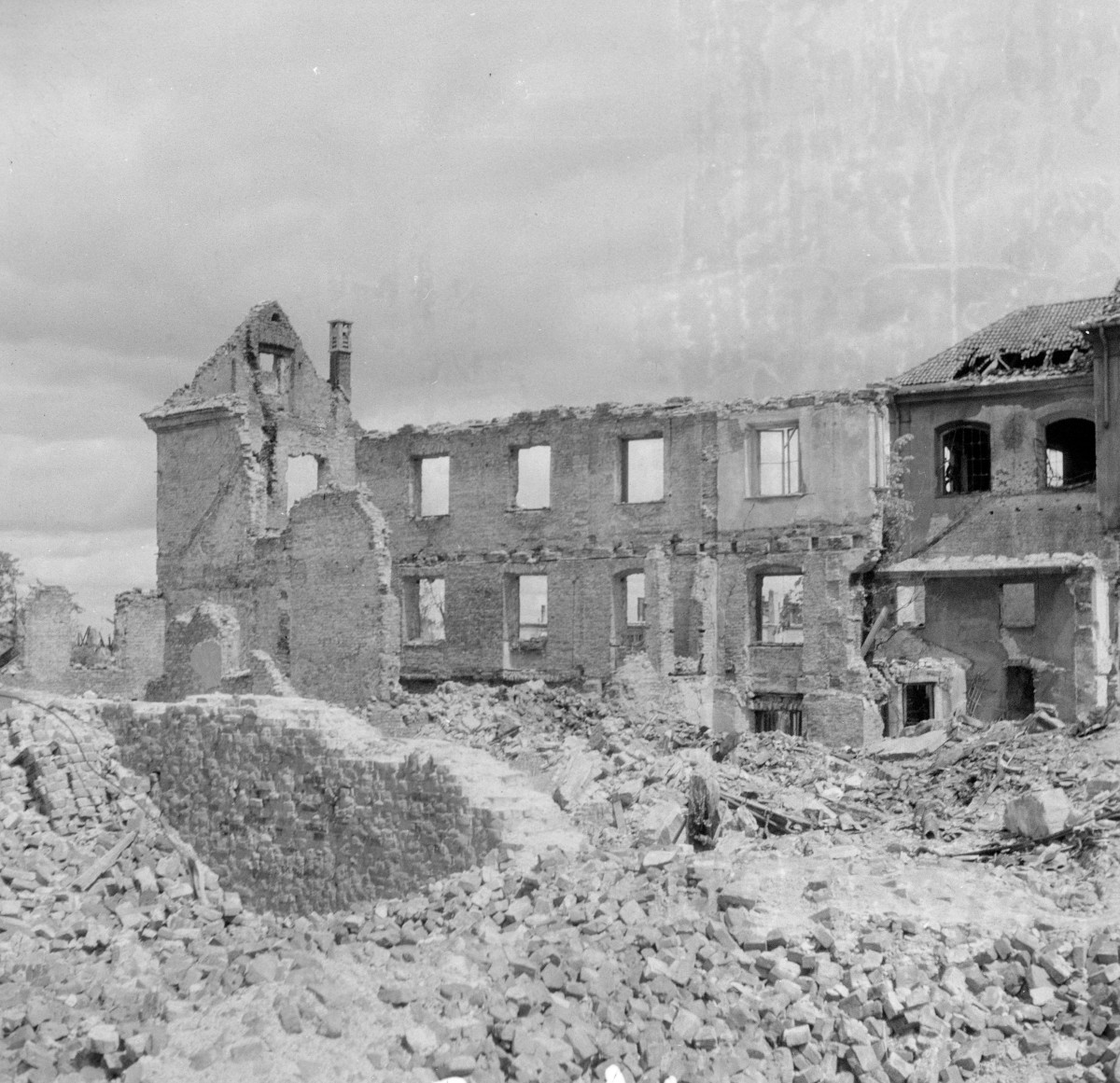 Kościół Narodzenia Najświętszej Maryi Panny - widok ruin prezbiterium., skan 1
