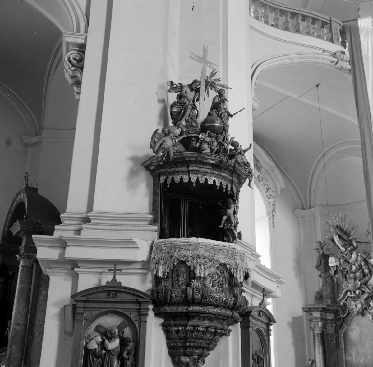 kościół, ob. parafialny pw. św. Jana Chrzciciela - wnętrze: ambona, skan 1