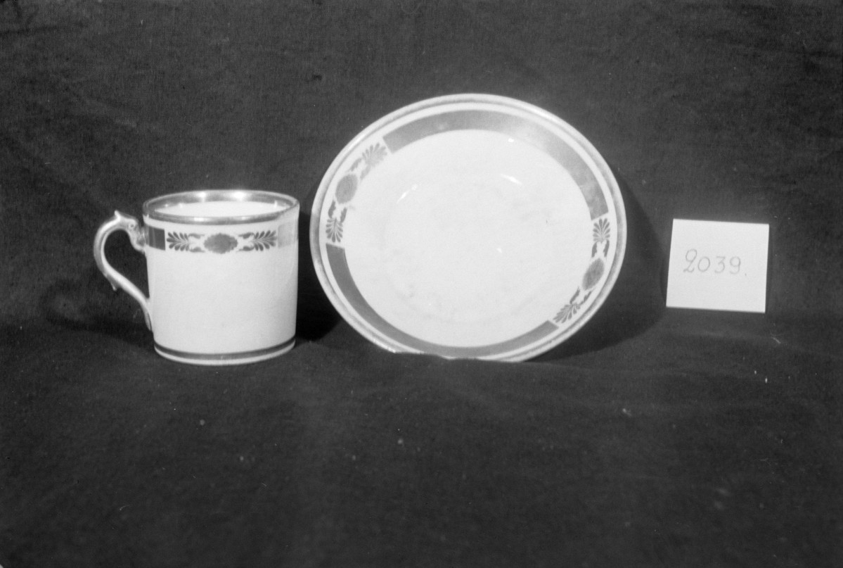 Muzeum Śląskie, Filiżanka ze spodkiem ze złoceniami "Korzec", skan 1