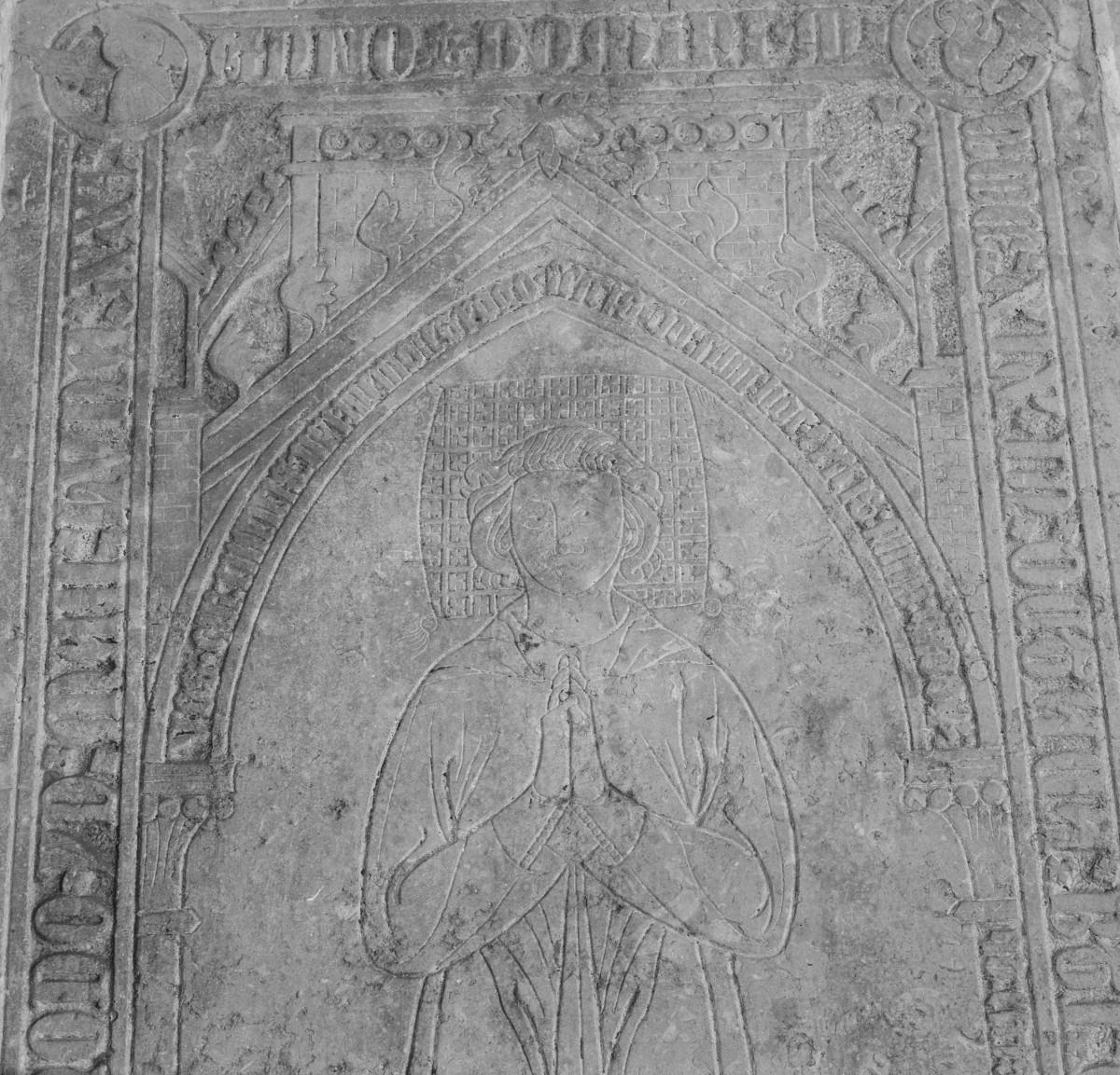 kościół pw. Wniebowzięcia Najświętszej Maryi Panny - wnętrze - gotycka płyta nagrobna - fragment, skan 1