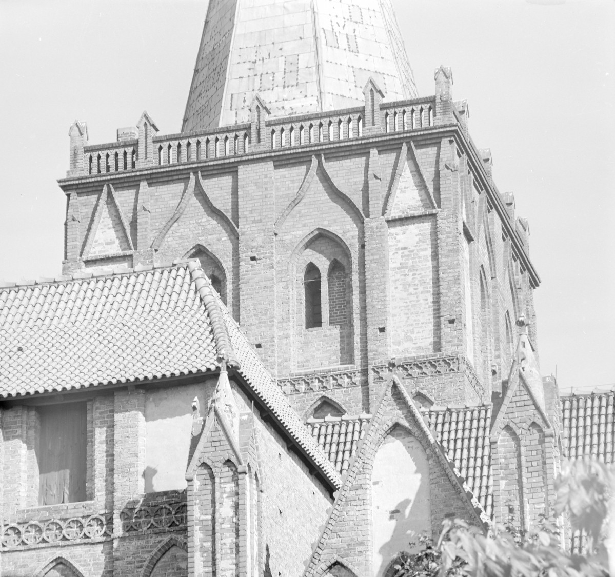 Kościół Wniebowzięcia Najświętszej Maryi Panny - wieża z blendami i dzielona gzymsem na poszczególne poziomy. Zwieńczenie wieży z widoczną balustradą., skan 1