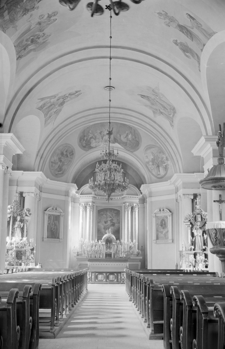 Kościół św. Mikołaja - wnętrze: ołtarz główny i sklepienie kolebkowe z polichromią., skan 1