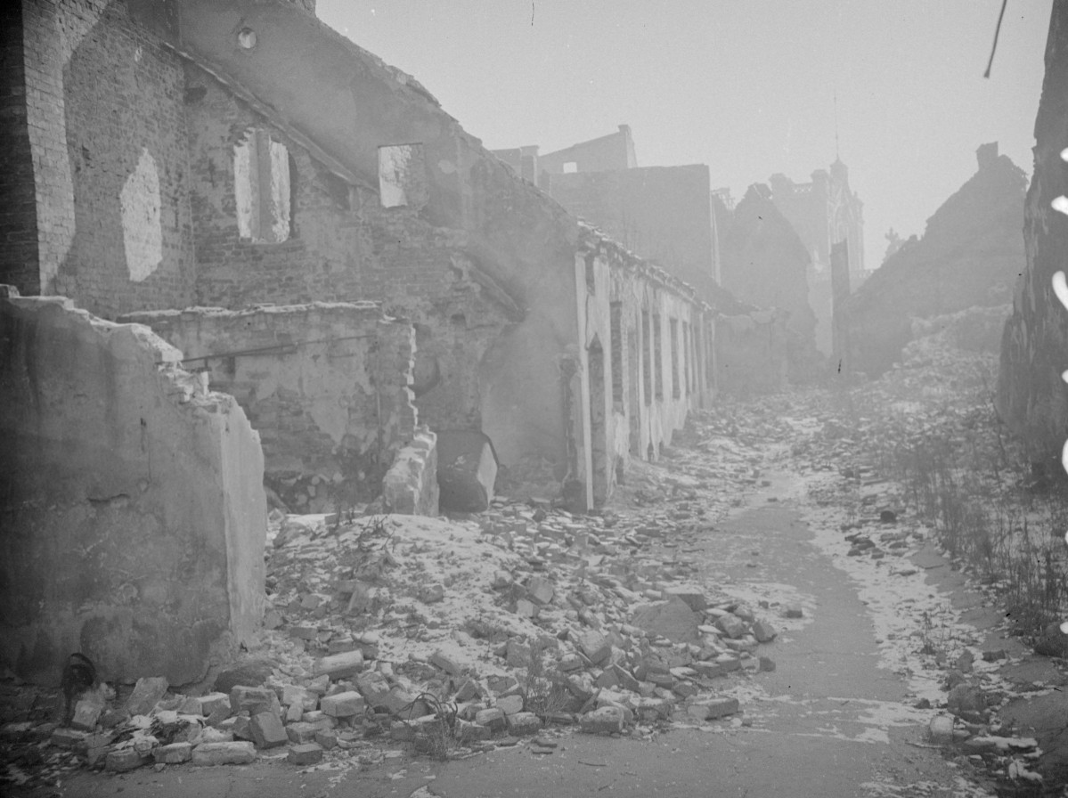 Zniszczona zabudowa miejska. Ruiny kamienic., skan 1