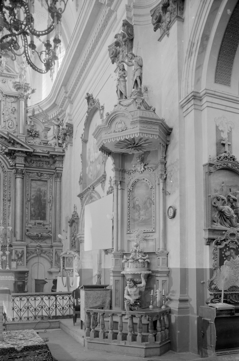  Kościół Przemienienia Pańskiego - wnętrze: chrzcielnica, skan 1