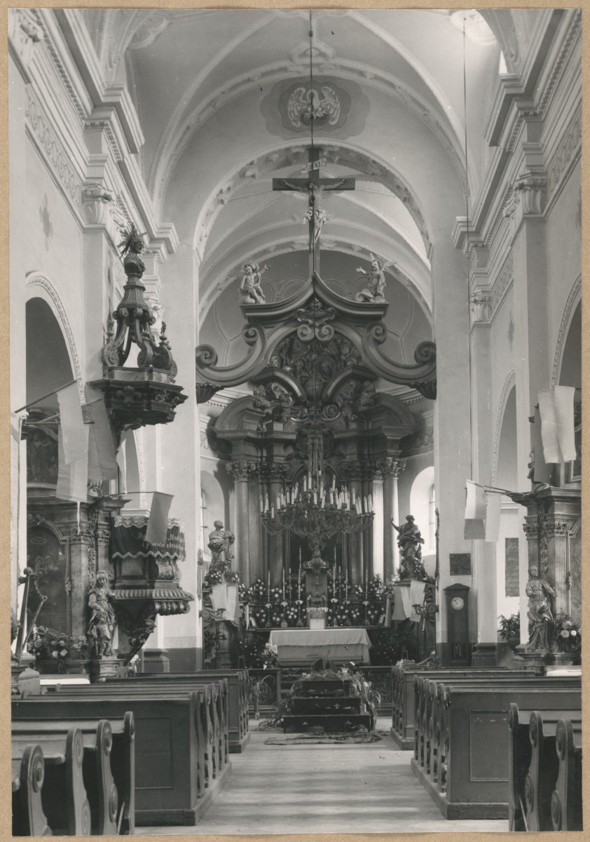 Kościół parafialny - wnętrze, widok z nawy w kierunku prezbiterium , skan 1