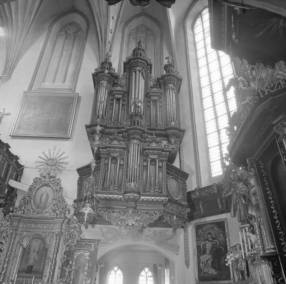 Kościół św. Jan Chrzciciela i św. Jana Ewangelisty - wnętrz kościoła górnego: prospekt organowy, skan 1