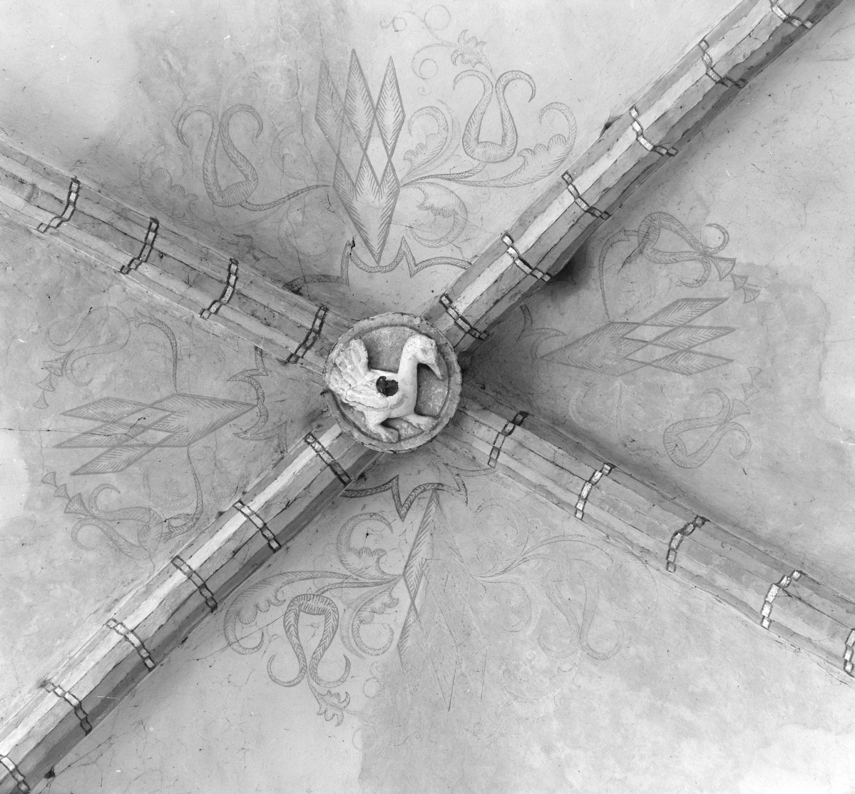 Kościół Wniebowzięcia Najświętszej Maryi Panny - wnętrze. Zwornik z wizerunkiem ptaka. Sklepienie nawy., skan 1