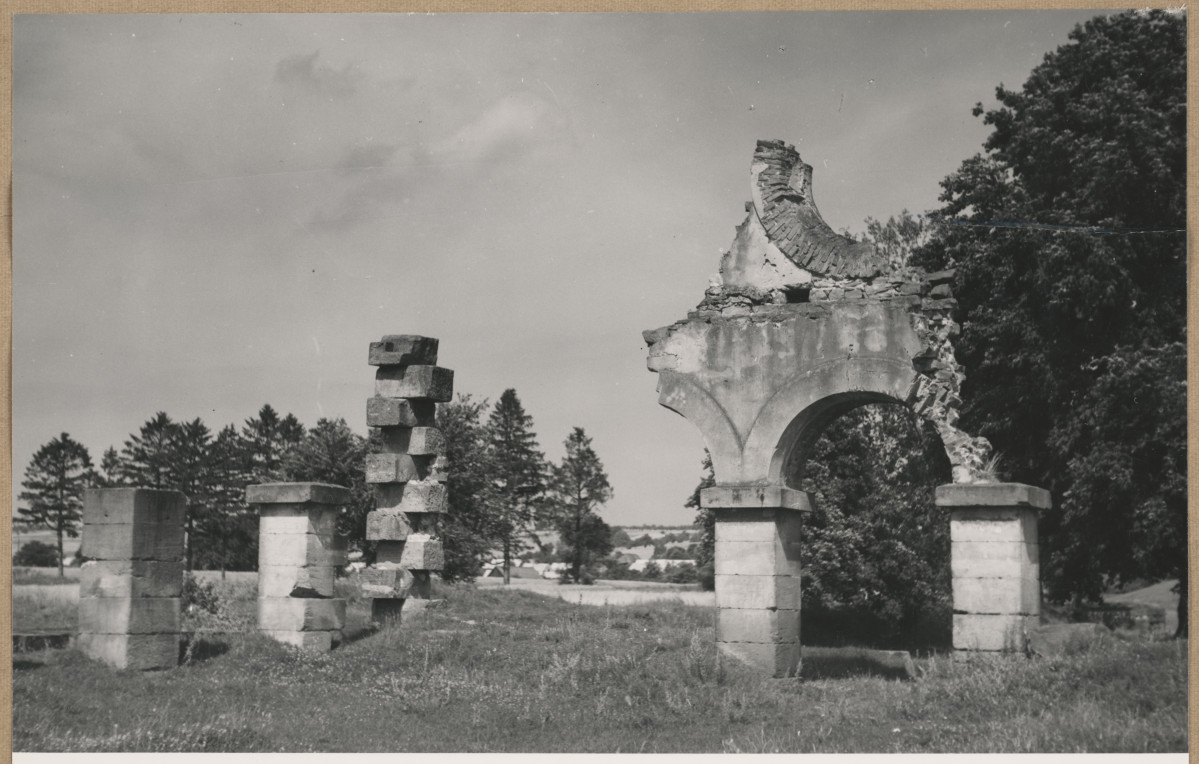 Zespół XIX w. zakładu przemysłowego - budynek walcowni, widok fragmentu ruin 

, skan 1