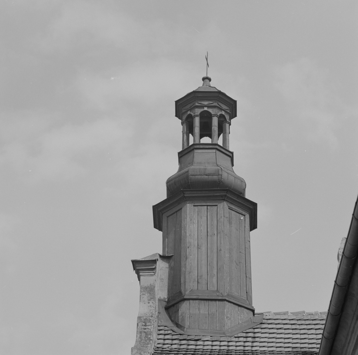 zamek Oppersdorffów - zamek dolny - dziedziniec - skrzydło południowe - kaplica - sygnaturka, skan 1