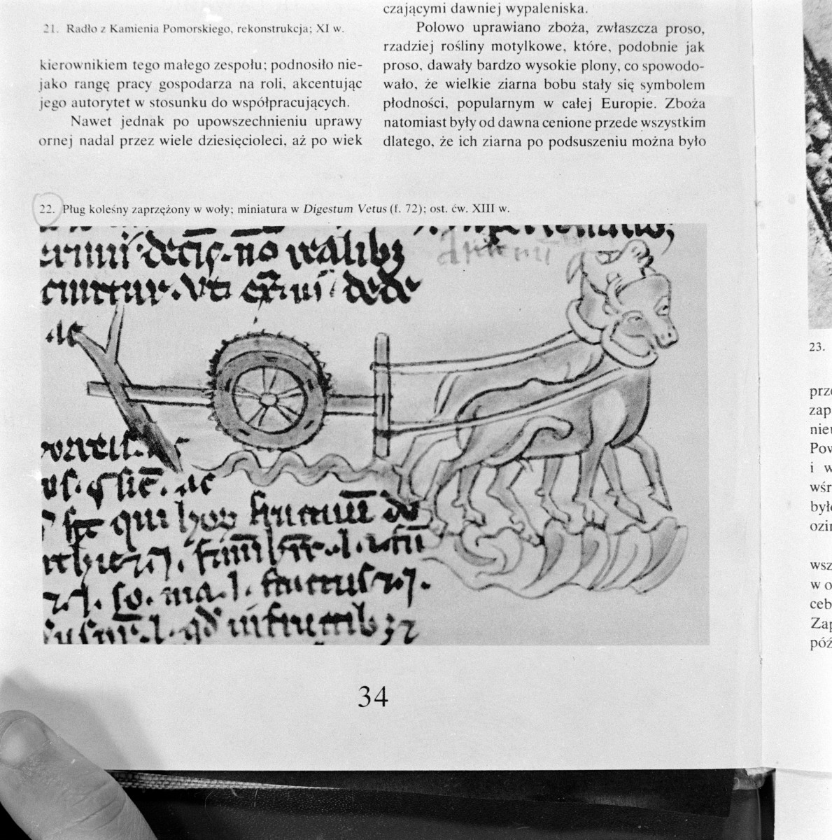 Kultura Polski Średniowiecznej X-XIII w. pod red. J. Dowiata (1985r.) - il. 22 Pług koleśny zaprzężony w woły, miniatura w Digestum Vetus (f. 72), ost. ćw. XIII w., skan 1