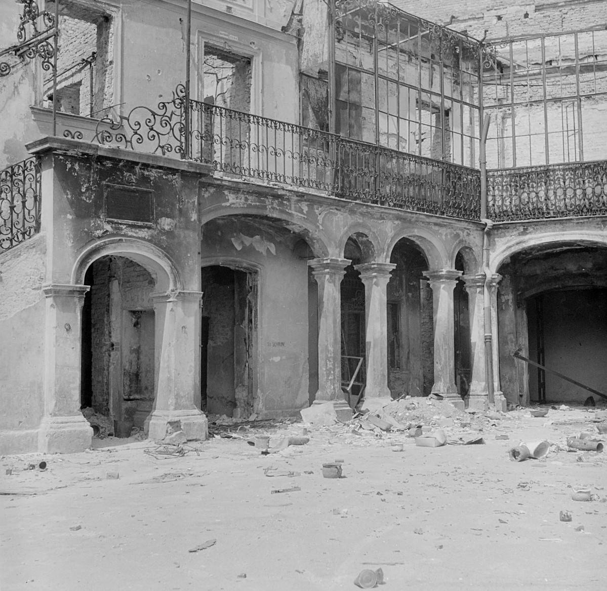 Pałac Walickich - zniszczony dziedziniec arkadowy., skan 1