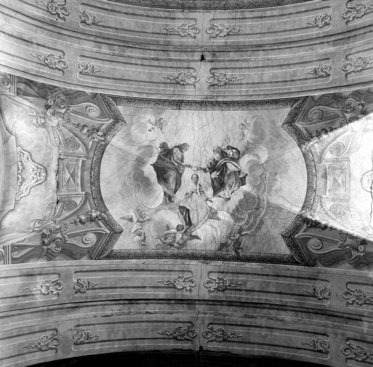 klasztor Franciszkanów - wnętrze, sklepienie z malowidłem, skan 1