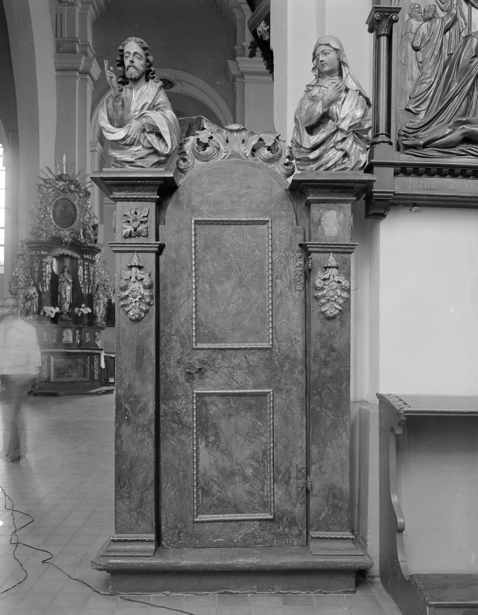 kościół pw. Wniebowzięcia Najświętszej Maryi Panny i św. Mikołaja - wnętrze - nawa główna - ambona - fragment - bramka, skan 1