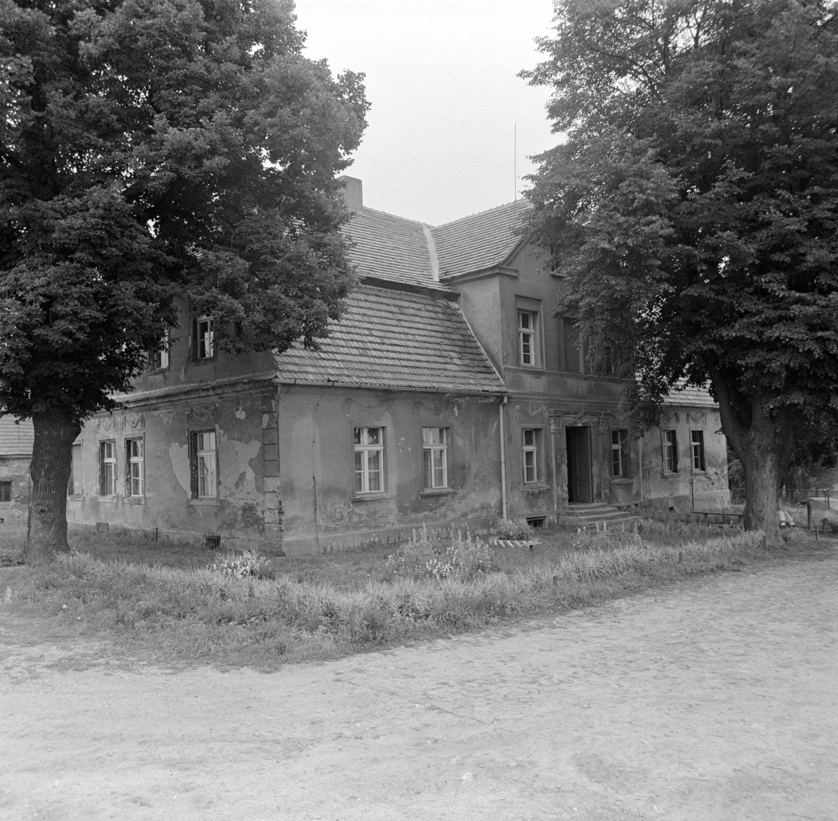 pałac (początek XIX w.) - elewacja zachodnia, skan 1