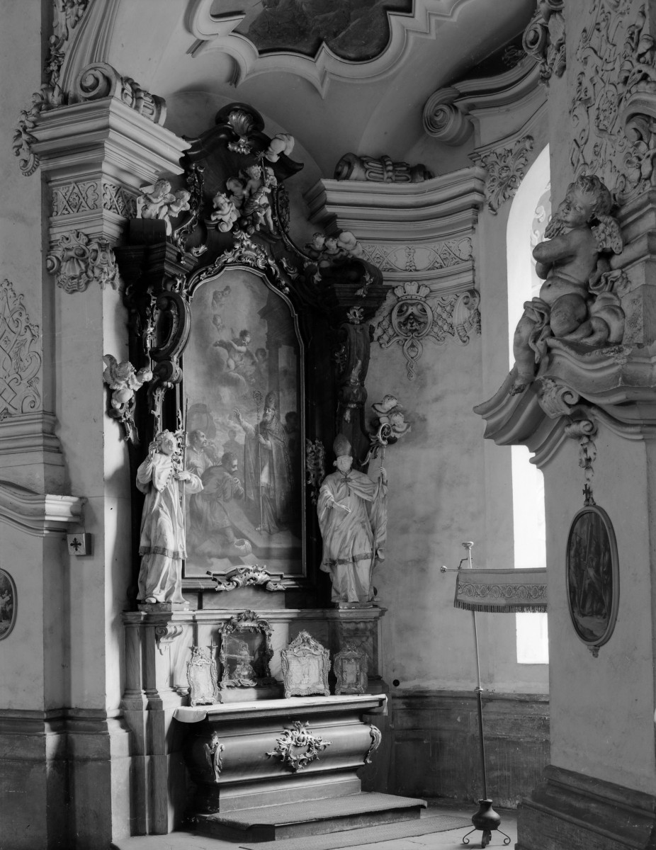 klasztor Benedyktynek - kościół pw. Wniebowzięcia Najświętszej Maryi Panny - wnętrze - nawa boczna / kaplica boczna - ołtarz boczny, skan 1