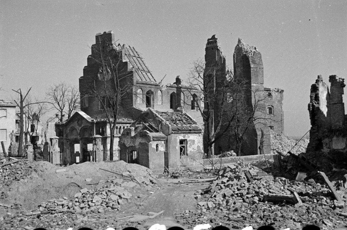 Ruiny kościoła Nawiedzenia Najświętszej Marii Panny - widok ogólny od strony zach., skan 1