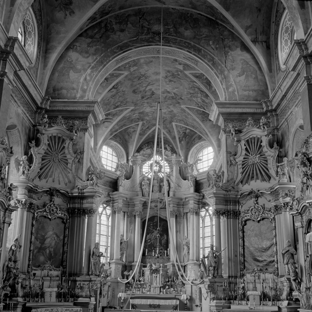 klasztor Franciszkanów - prezbiterium, ołtarz główny, skan 1