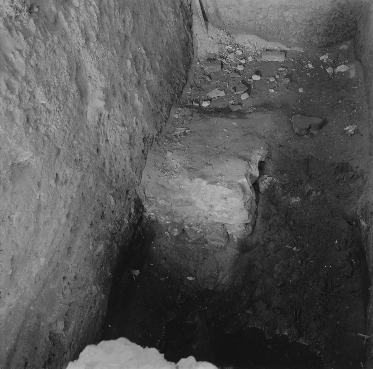 Kościół Rzymskokatolicki pw. NMP na Piasku. Widok na badania archeologiczne. , skan 1