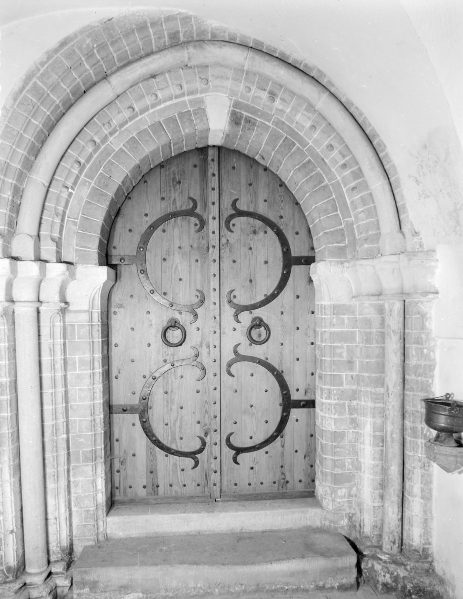 zespół klasztorny Dominikanów, kościół pw. św. Jakuba - wnętrze portal z kościoła do klasztoru, skan 1