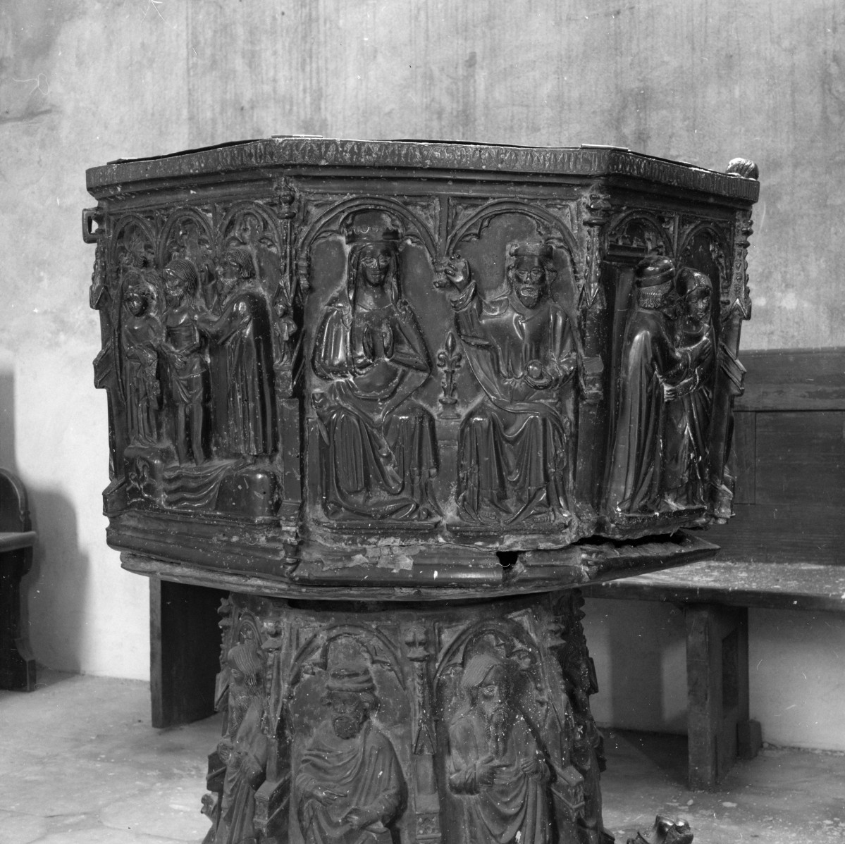 kościół rzymskokatolicki, ob. katedra pw. św. Mikołaja - wnętrze: chrzcielnica - płaskorzeźba w czaszy, skan 1