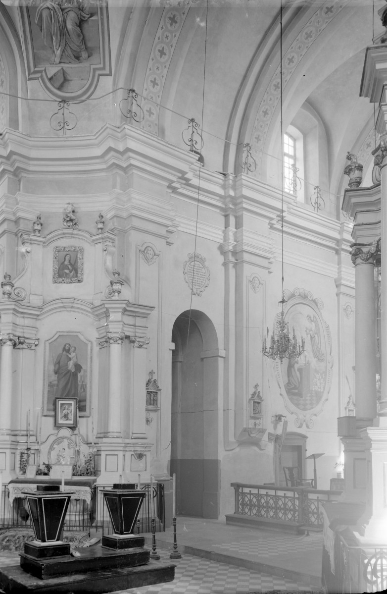 Kościół parafialny pw. NPNMP - wnętrze: widok na ścianę w prezbiterium, pilastry toskańskie praz polichromia, skan 1