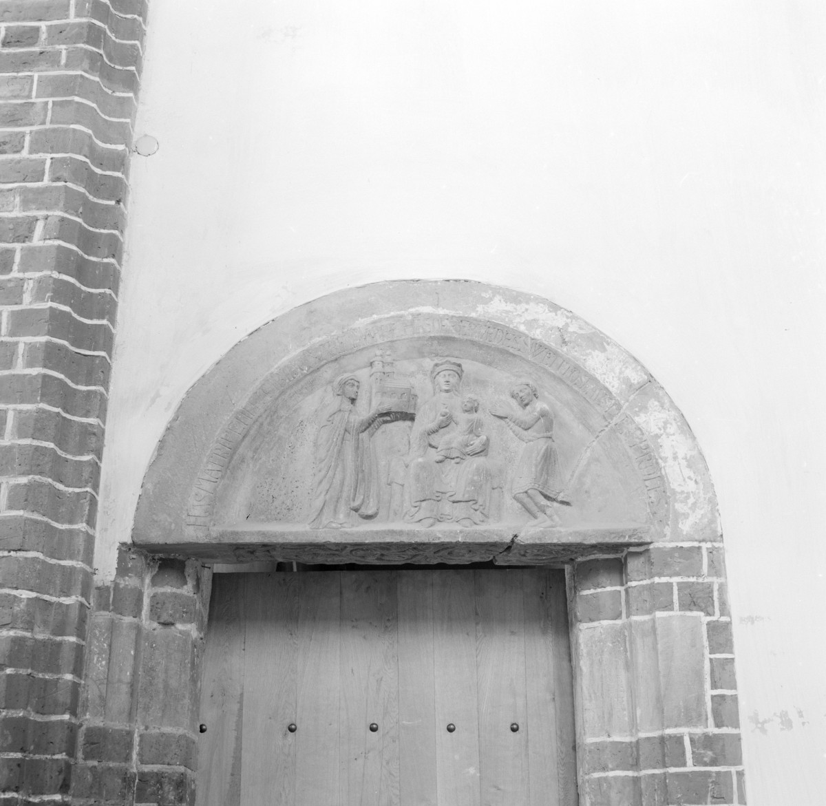 Kościół NMP na Piasku - wnętrze: tympanon fundacyjny w nawie pd., skan 1