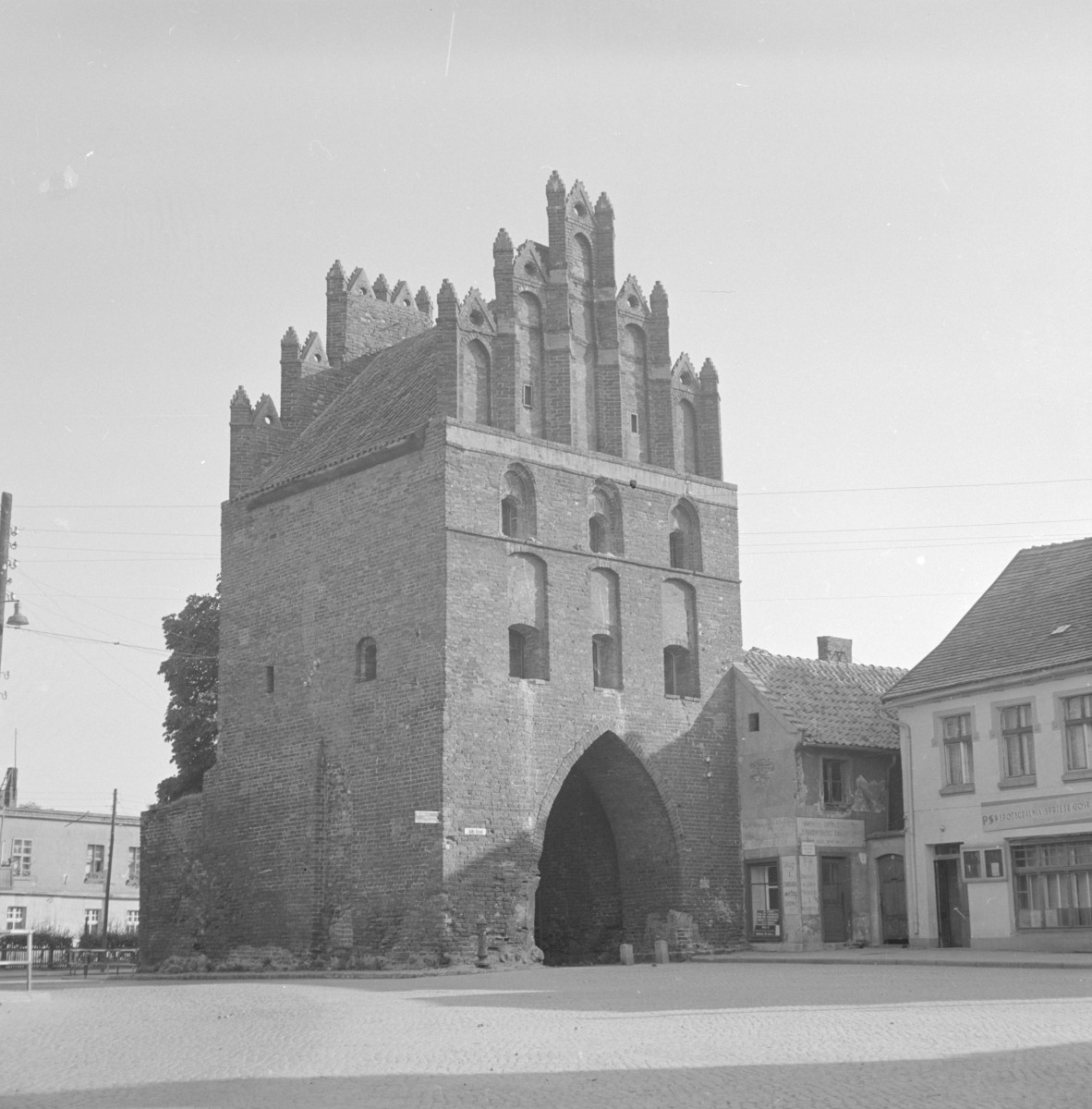 Brama Chełmińska - widok ogólny, skan 1