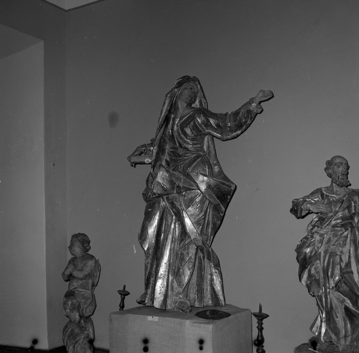muzeum archidiecezjalne - rzeźba - figura świętej, skan 1