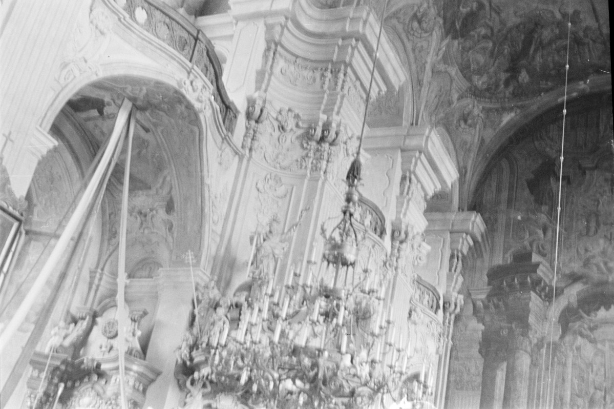 kościół klasztorny jezuitów, ob. parafialny pw. Świętego Krzyża - wnętrze, skan 1